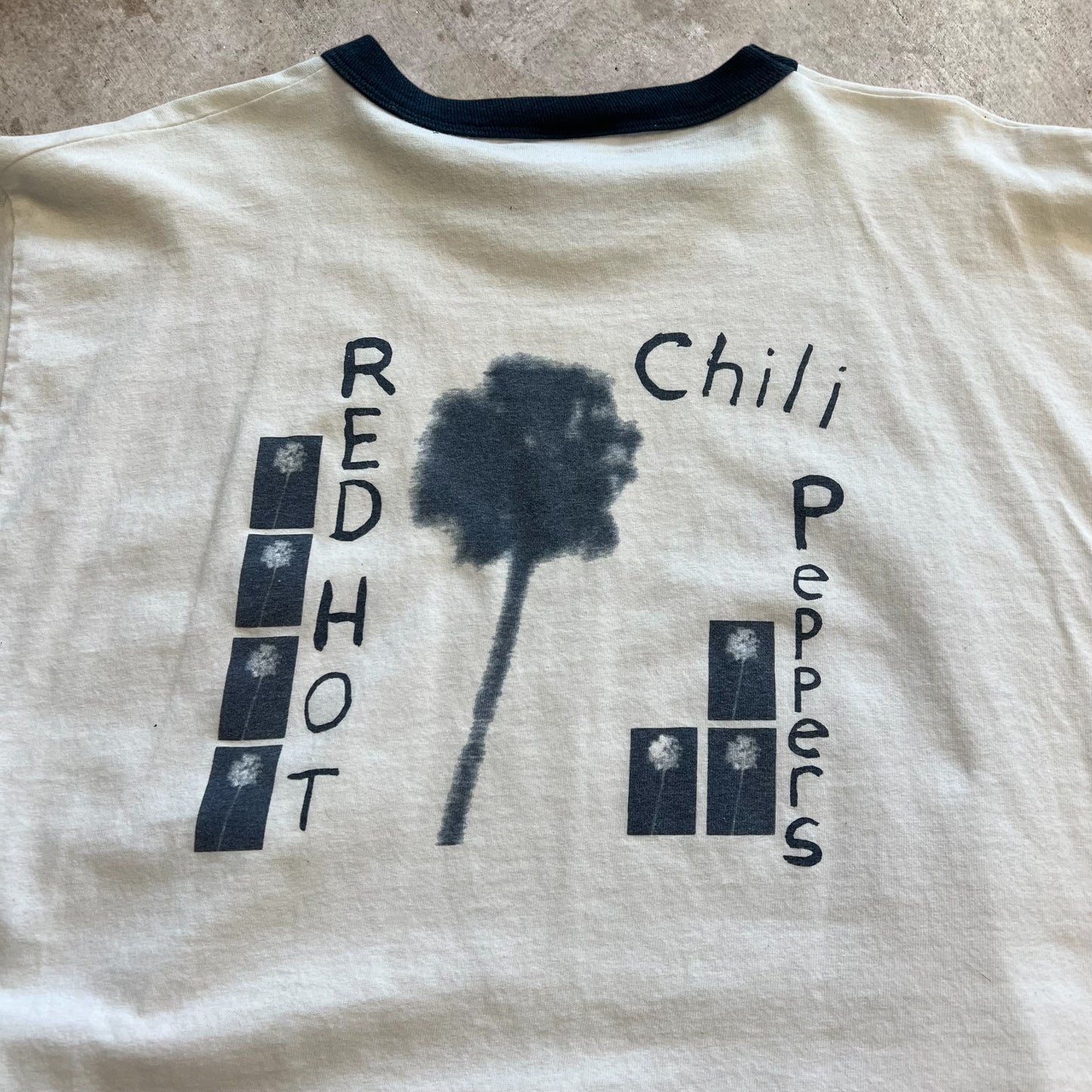 (L) 2002 Vintage Red Hot Chili Peppers Tshirt
