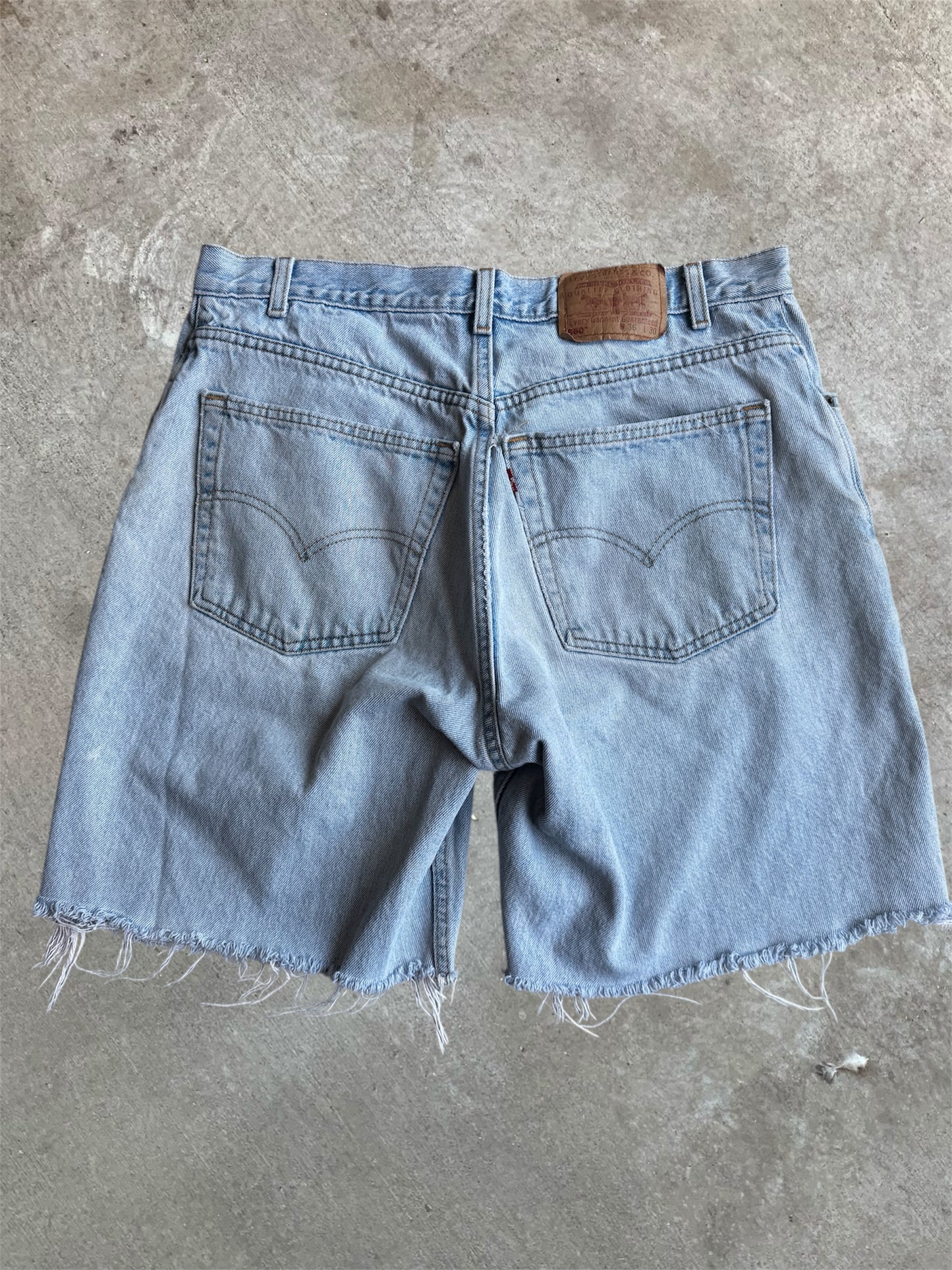 (36) 90s Levi’s Cut Off Jorts