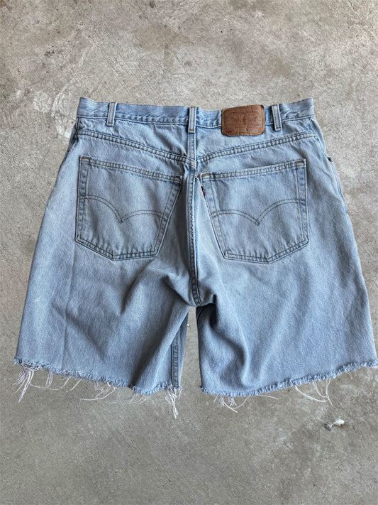 (36) 90s Levi’s Cut Off Jorts